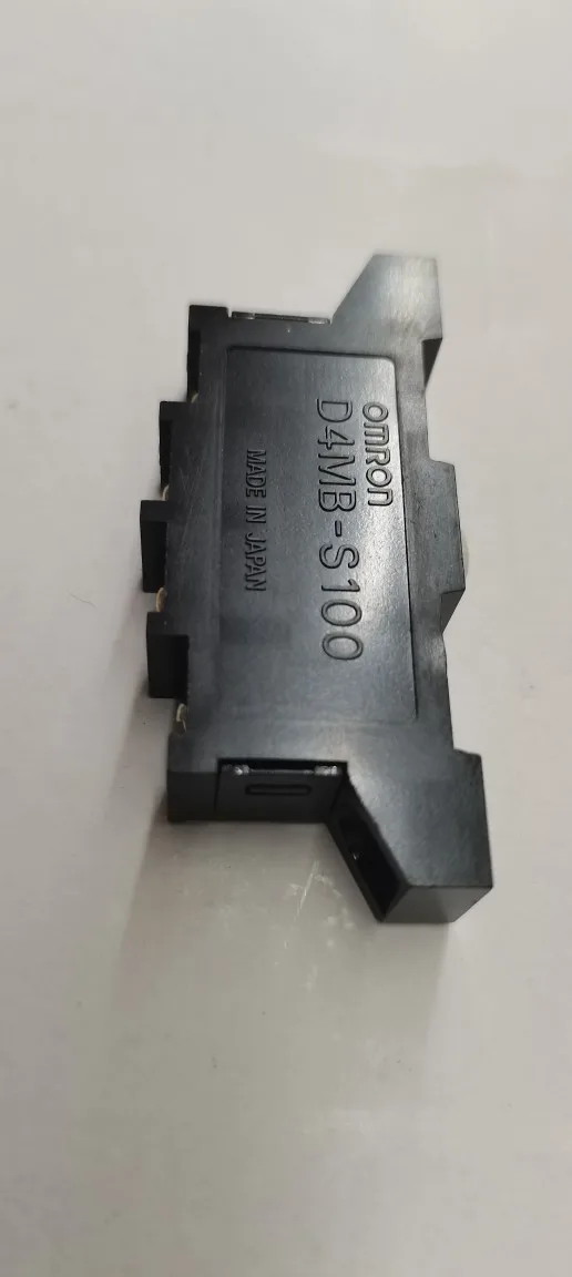 The latest D4MB-S100 Japan imported Omron D4MB D4MBS100 travel limit switch core, wheels