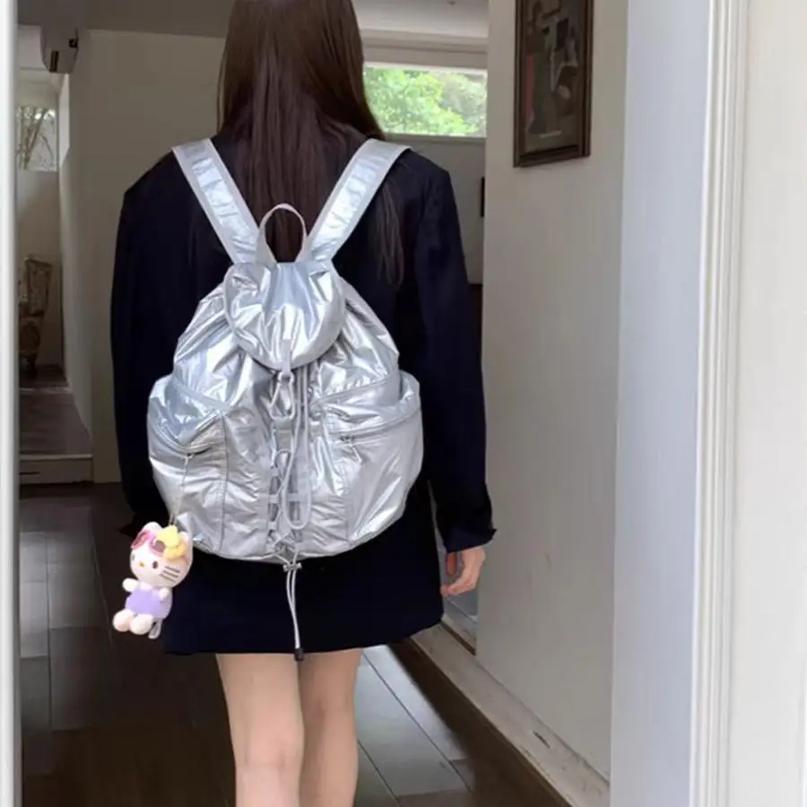 حقيبة ظهر نسائية جديدة لعام 2024 ذات سعة كبيرة بلون فضي، حقيبة عصرية على الطراز الكوري لطالبات الجامعة