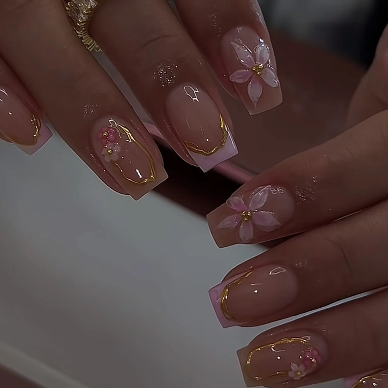 24Pcs Short Ballet French Fake Nails with Flower Pattern Full Cover Golden Stripe Detachable Nail Set Press on False Nail Tips