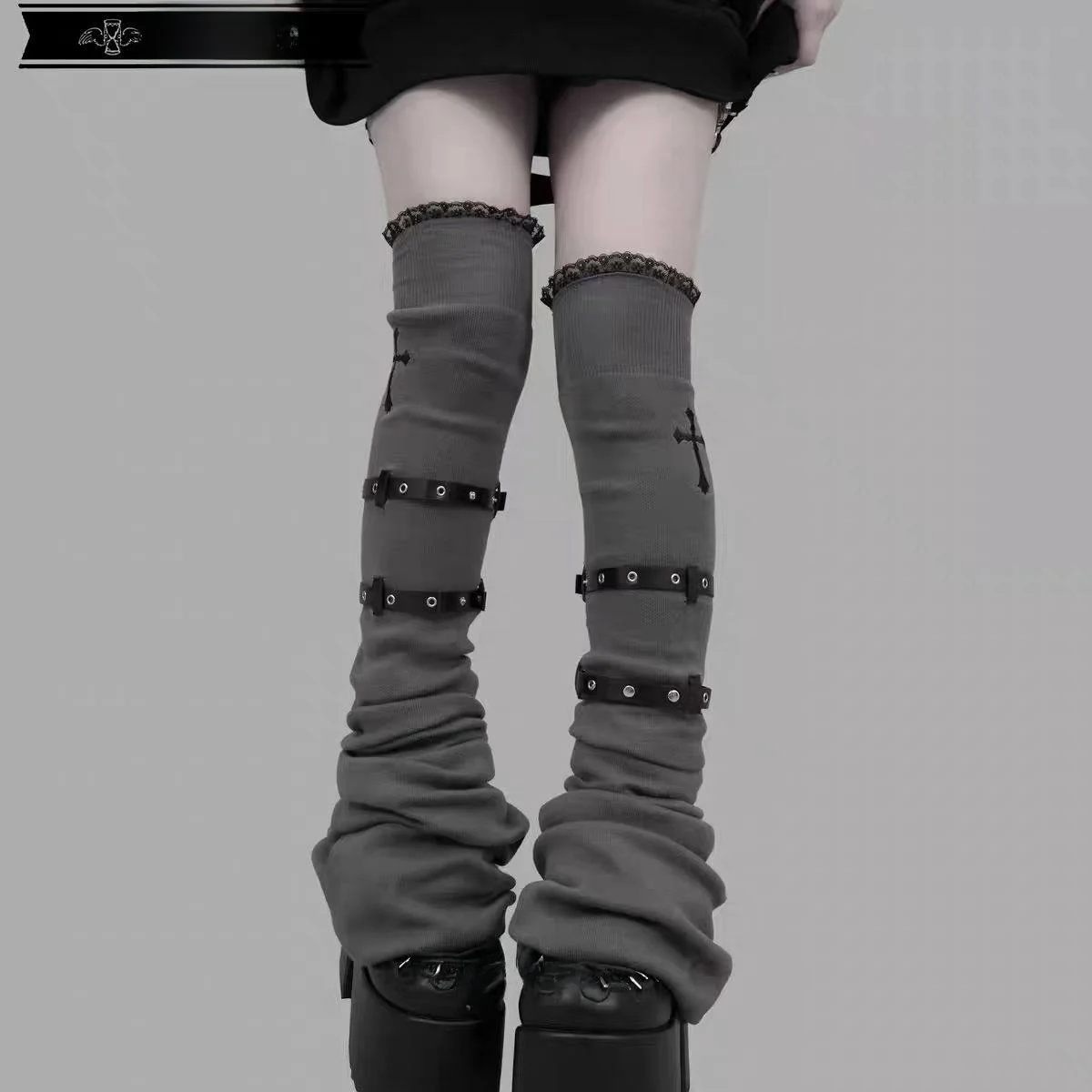 

Модный молодежный комплект из двух предметов в стиле панк: укороченная куртка на молнии и брюки с пуговицами, в стиле академической моды.