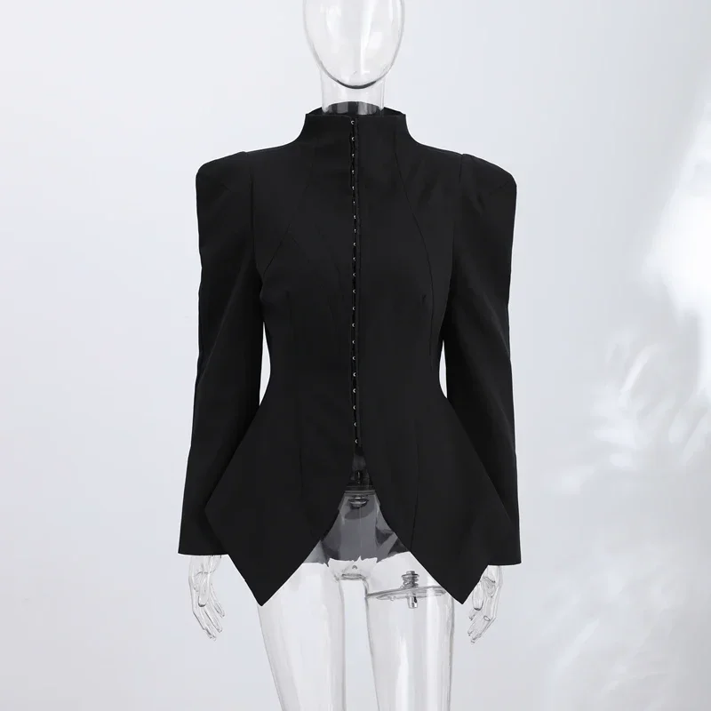 Eleganter Damenmantel mit Schulterpolstern, schwarz, schmal geschnitten, mit Manschetten, langen Ärmeln, Stehkragen, Damenmäntel, Herbst/Winter 2026, Damenoberbekleidung – Detail 1
