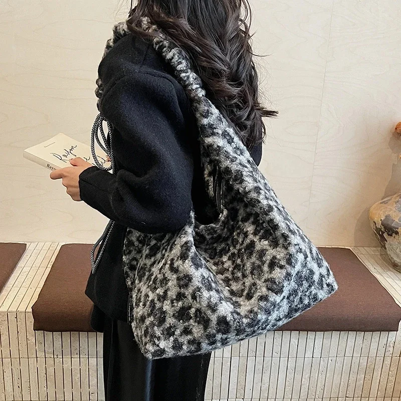 

Plush Faux Fur Tote Bag Women Commuter Large Capacity Shoulder Underarm Bag Autumn Winter Cozy Casual Work College Handbag