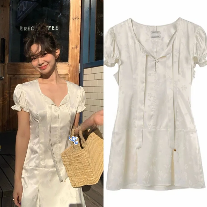 

Новое платье Flair 23: корейская версия, с коротким рукавом, из атласной ленточной ткани, с завышенной талией, А-силуэт, V-образный вырез, на пуговицах, весна-лето