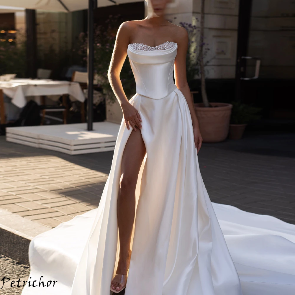 Vestidos de novia de satén blanco puro personalizados, vestidos de novia románticos sin tirantes con perlas, corte en A, bata de novia con lentejuelas brillantes