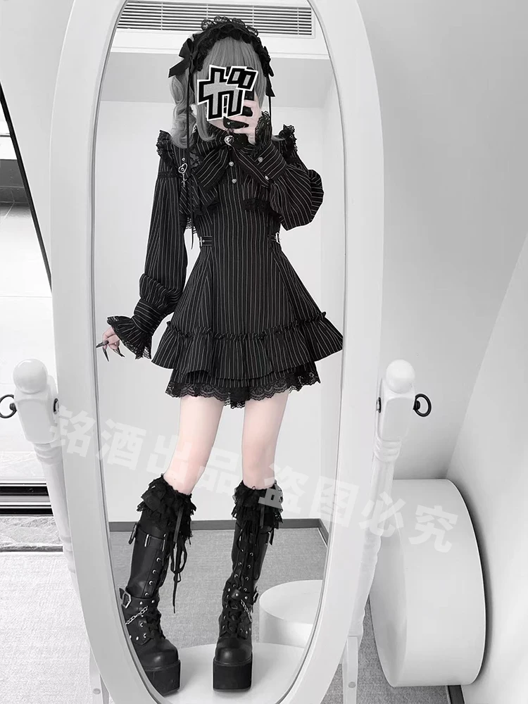 Vestido de encaje producido en masa para subcultura Y2K, conjunto de dos piezas de vestido y pantalones cortos de manga larga con ribete de encaje rojo y negro para primavera y otoño