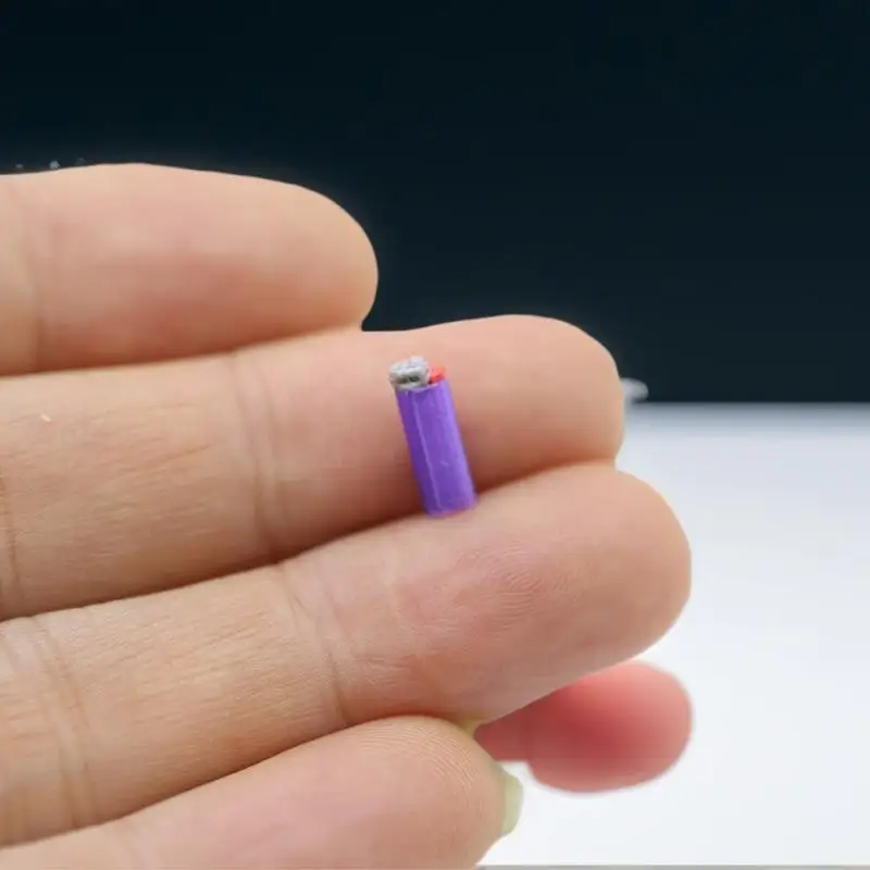 ولاعة صغيرة مزخرفة 1/12 مع قاعدة عرض لعبة مجسمة لغرفة الترفيه بيت الدمى