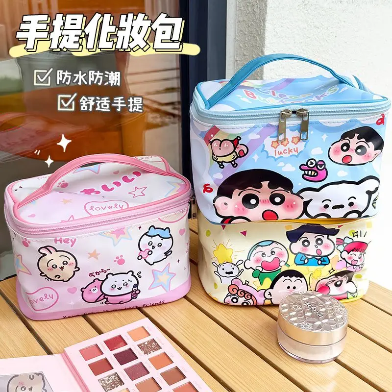 Tas Rias Perjalanan Portabel Crayon Shin-Chan dengan Nilai Kecantikan Tinggi Kapasitas Besar Tahan Air Tas Cuci Portabel Lucu dan Mudah Dibawa