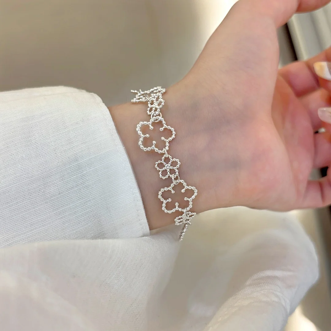 

DUTRIEUX Minimalism Retro Floral Bracelet Exquisite Advanced Bracelet Classic Elegant Hand Decoration Fashion Accessory Jewelry