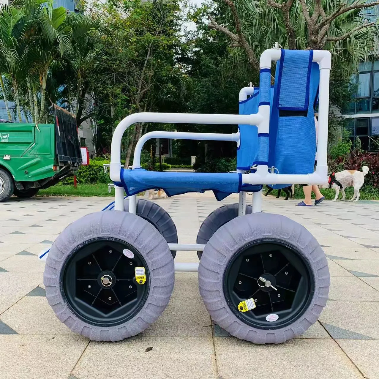 Kursi Roda Pantai dengan Roda Besar 16 Inci Kursi Roda Pasir Lipat PVC Kursi Roda Santai Ringan untuk Penyandang Cacat Nyaman