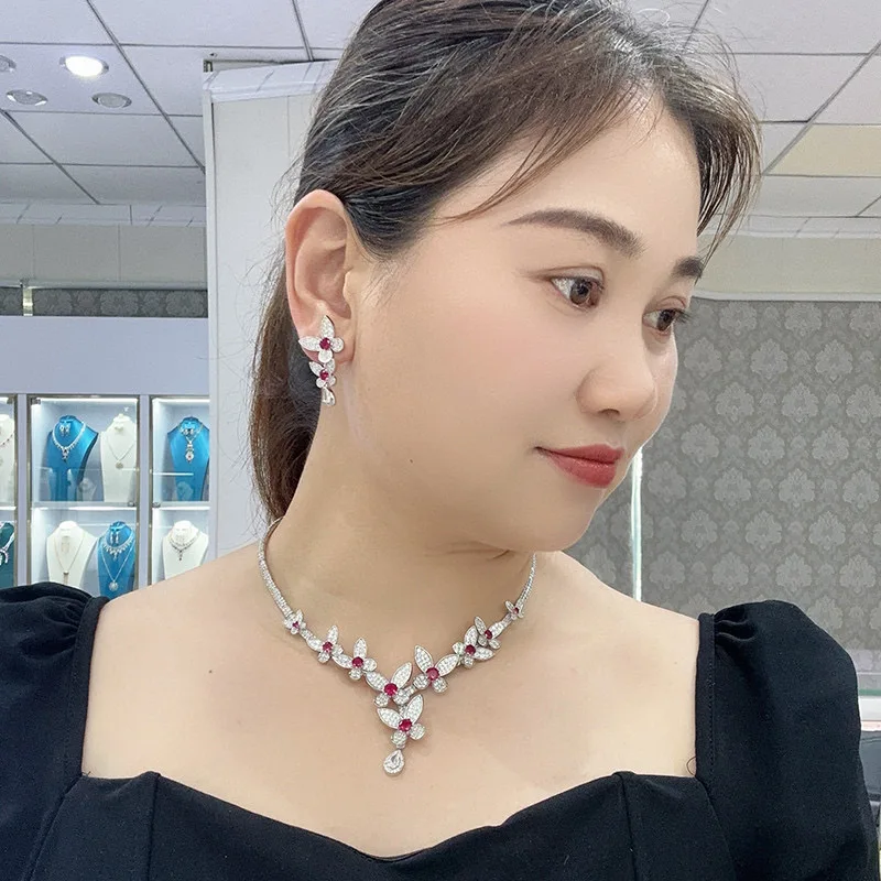 

Дизайнерская коллекция Стильные серьги Браслет Ожерелье Женщины Леди Инкрустация Розовый кубический циркон Бабочки Подвеска Партии Ювелирные наборы