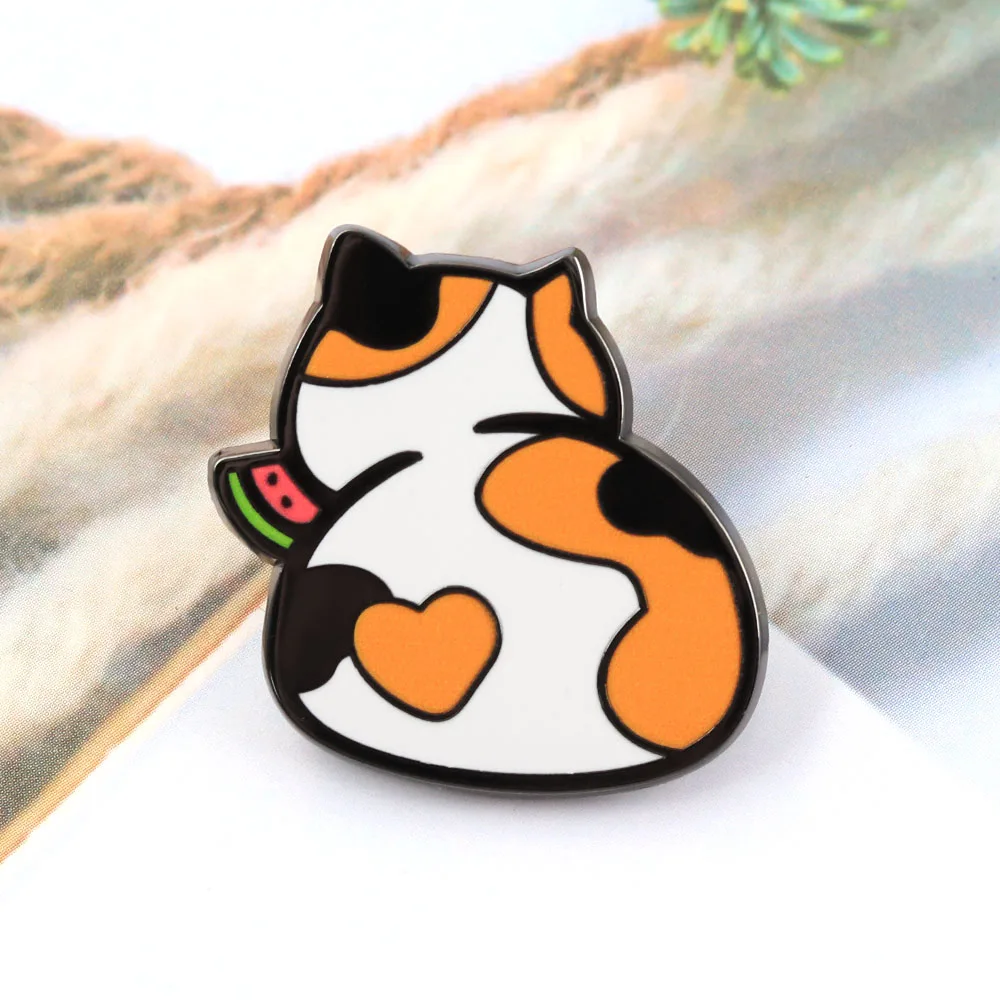 Funny Calico Cat Butt Enamel Pins Creative Heart Pattern Cat Back View Brooches Cute Kitten Badge Backpack Jewelry Gift Accessor