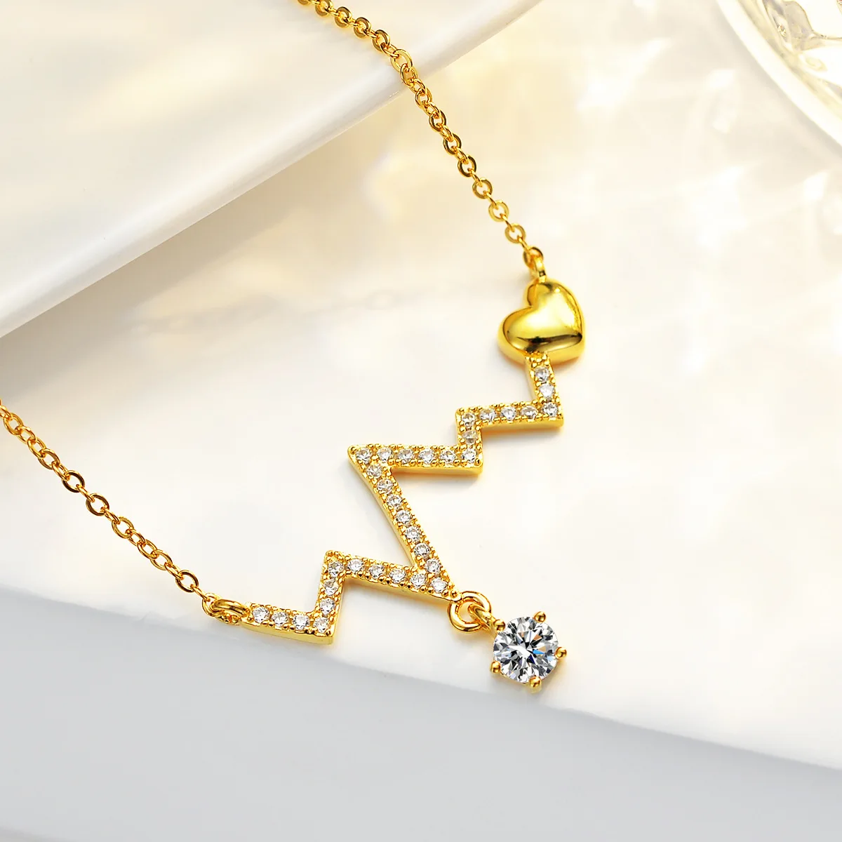 

18K gold inlaid diamond pendant, 1-carat moissanite necklace, women's wavy heart-shaped PT950 platinum collarbone chain