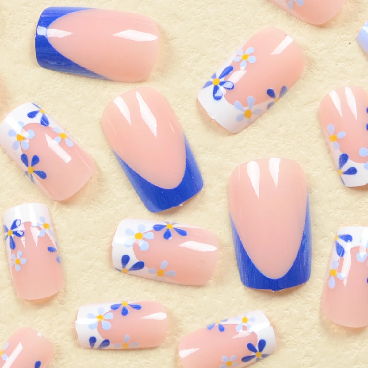 Juego de 24 piezas de uñas cuadradas medianas, Punta francesa azul y blanca con bonito diseño Floral, acabado brillante, perfecto para las manos