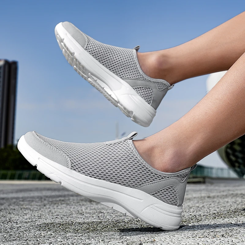 

Новые легкие повседневные мужские кроссовки 2026 года: дышащие сетчатые кроссовки для ходьбы и бега, уличные спортивные кроссовки с мягкой подошвой, размеры 39-48