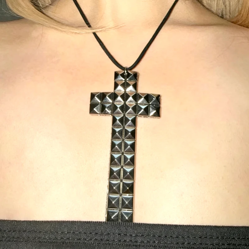 Y2K Schmuck Nieten-Kreuz-Anhänger Halskette für Frauen Mode Punk E-Girl Coole Accessoires Goth Ästhetik Halskette Grunge Charm – Detail 3