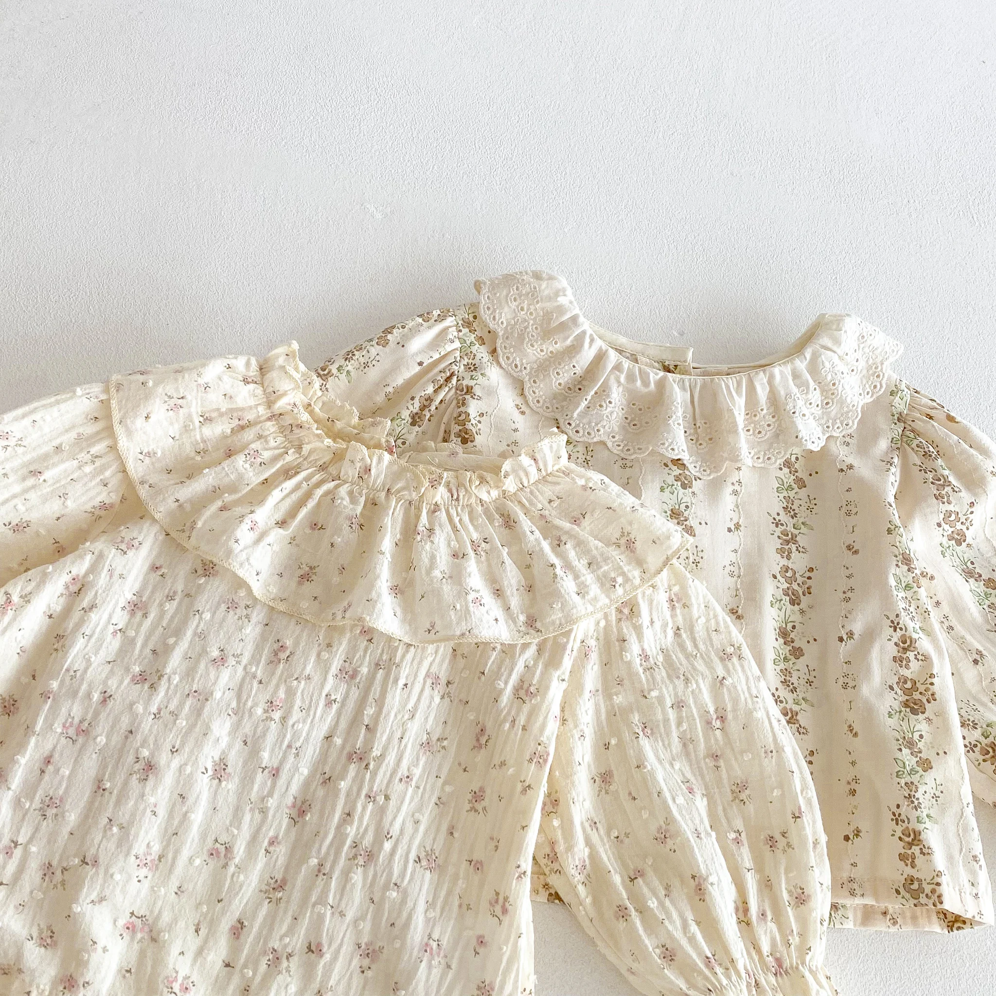 Frühlings- und Herbst-Neuheit: Süßes und stilvolles zweiteiliges Set für Mädchen mit Spitzenbesatz, Blumenmuster-Oberteil und Latzhose. – Detail 4