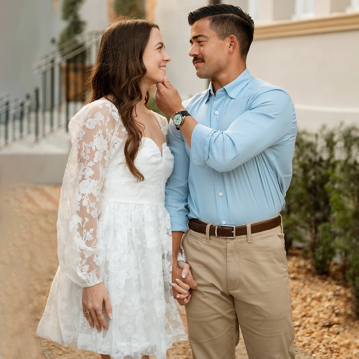 فساتين زفاف قصيرة الطول من الدانتيل على شكل قلب مخصصة مقاس كبير عاجي فوق الركبة وأكمام طويلة أسقف فستان زفاف رومانسي قصير