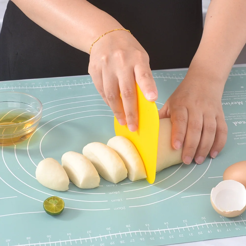 Bake stainless steel plastic three-in-one flour cutter Bake rice rolls scrape flour and cut household cream scraper.