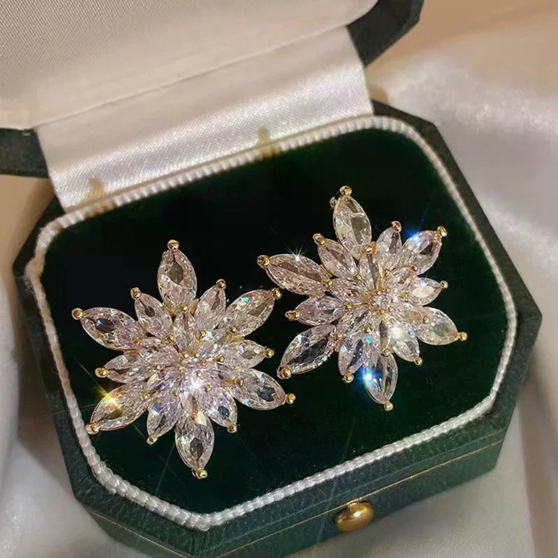 Luxury Crystal Snowflake Stud Earrings Fashion Shiny Zircon Flower Earrings For Women Elegant Temperament Wedding Party Jewelry