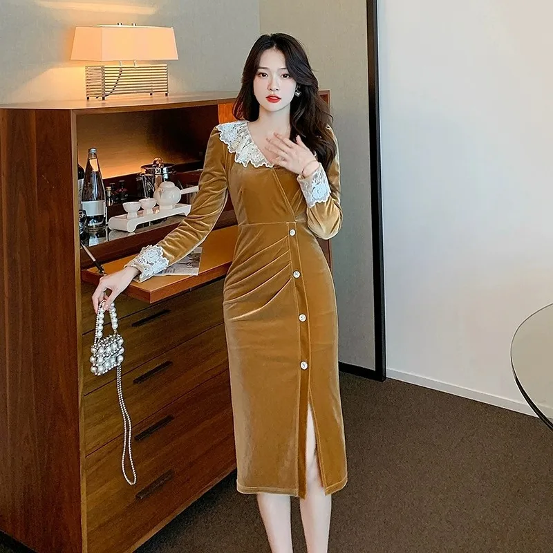 

Women's Sexy Velvet Long Dress 2026 New Slimming Design with Lace Peter Pan Collar Side Slit for Autumn/Winter