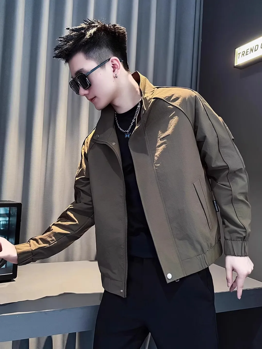 

Весенне-осенняя новая модная однотонная куртка с воротником-стойкой для мужчин, трендовая верхняя одежда с комбинированным дизайном из полиэфирного волокна
