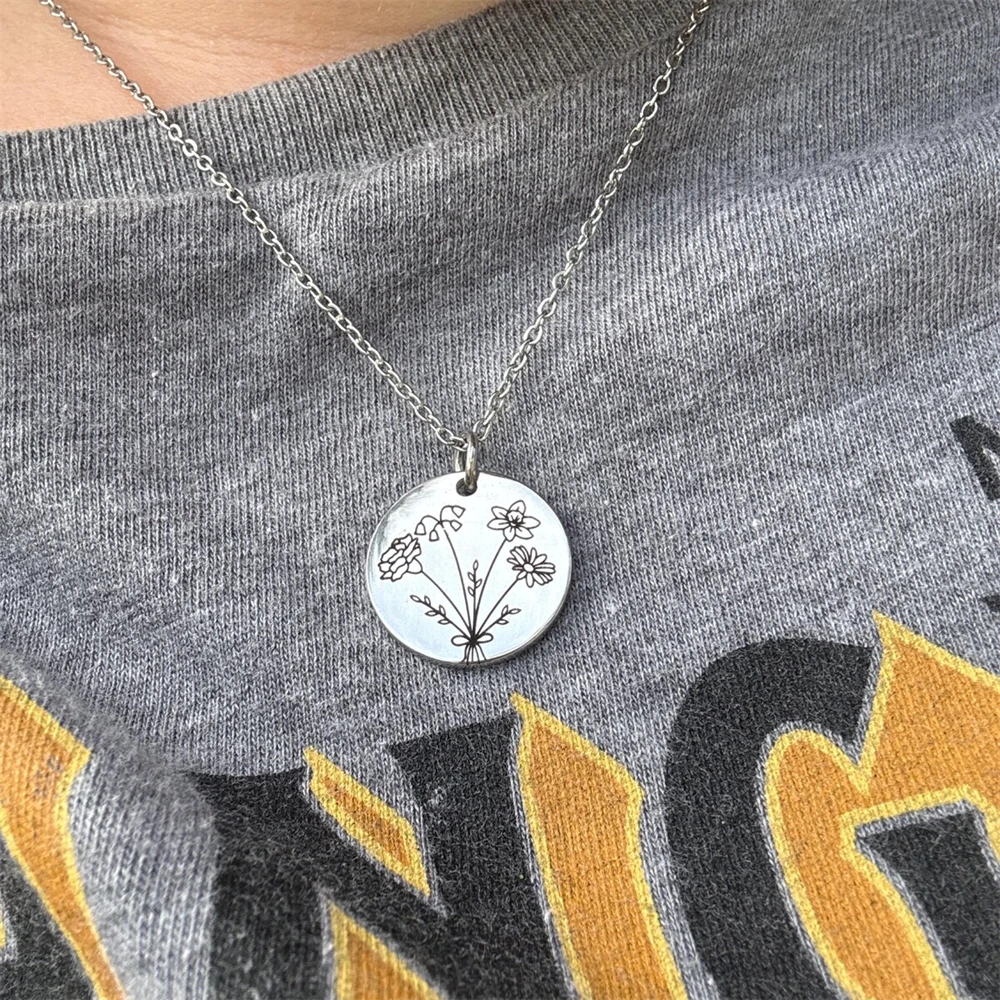 

Custom Floral Coin Pendant Necklace For Women Mom Family Jewelry Engraved Birthmonth Flower Bouquet Necklaces Mothers Day Gift