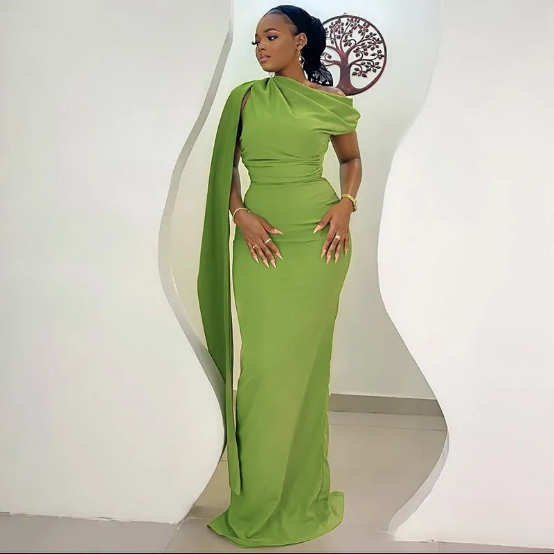 فستان نسائي طويل بياقة مائلة بكتف واحد بدون أكمام وطيات ومقسمة، لون خالص