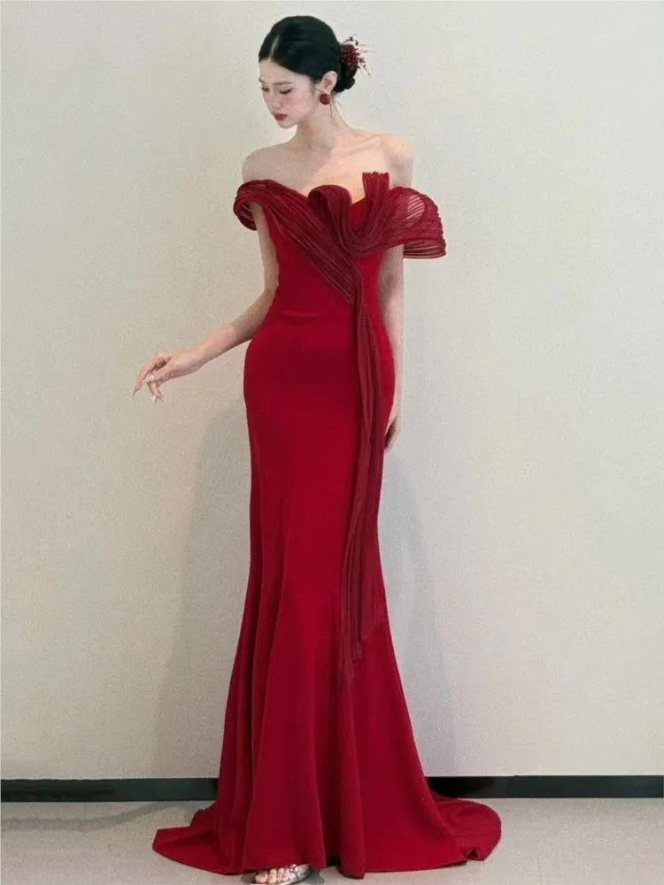 A one-shoulder red light luxury fishtail dress for the host's banquet and toasting