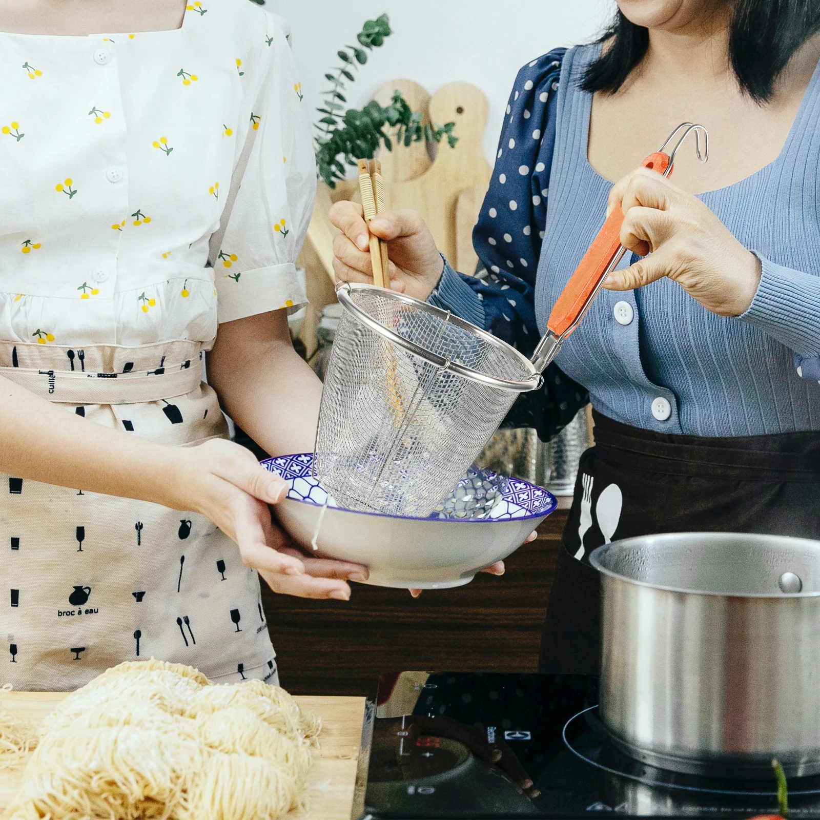 

4pcs 14CM Stainless Steel Noodle Strainer with Handle Wood Baking Powder Filter Mesh Sieve for Pasta Spaghetti Colander Kitchen