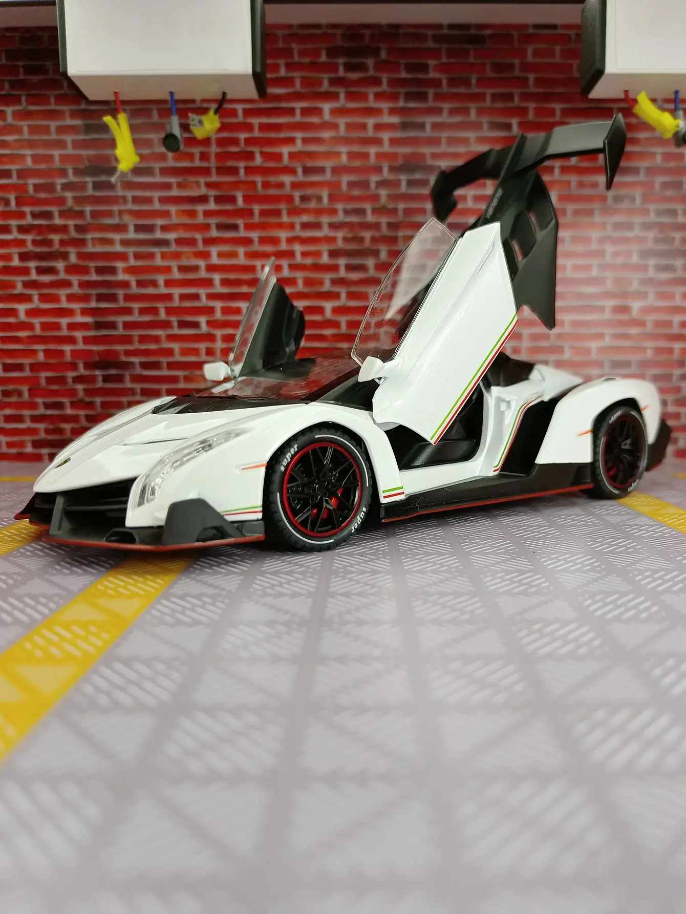 1:24 super sports car alloy car model the doors can be opened has simulated sound and lighting functions good quality