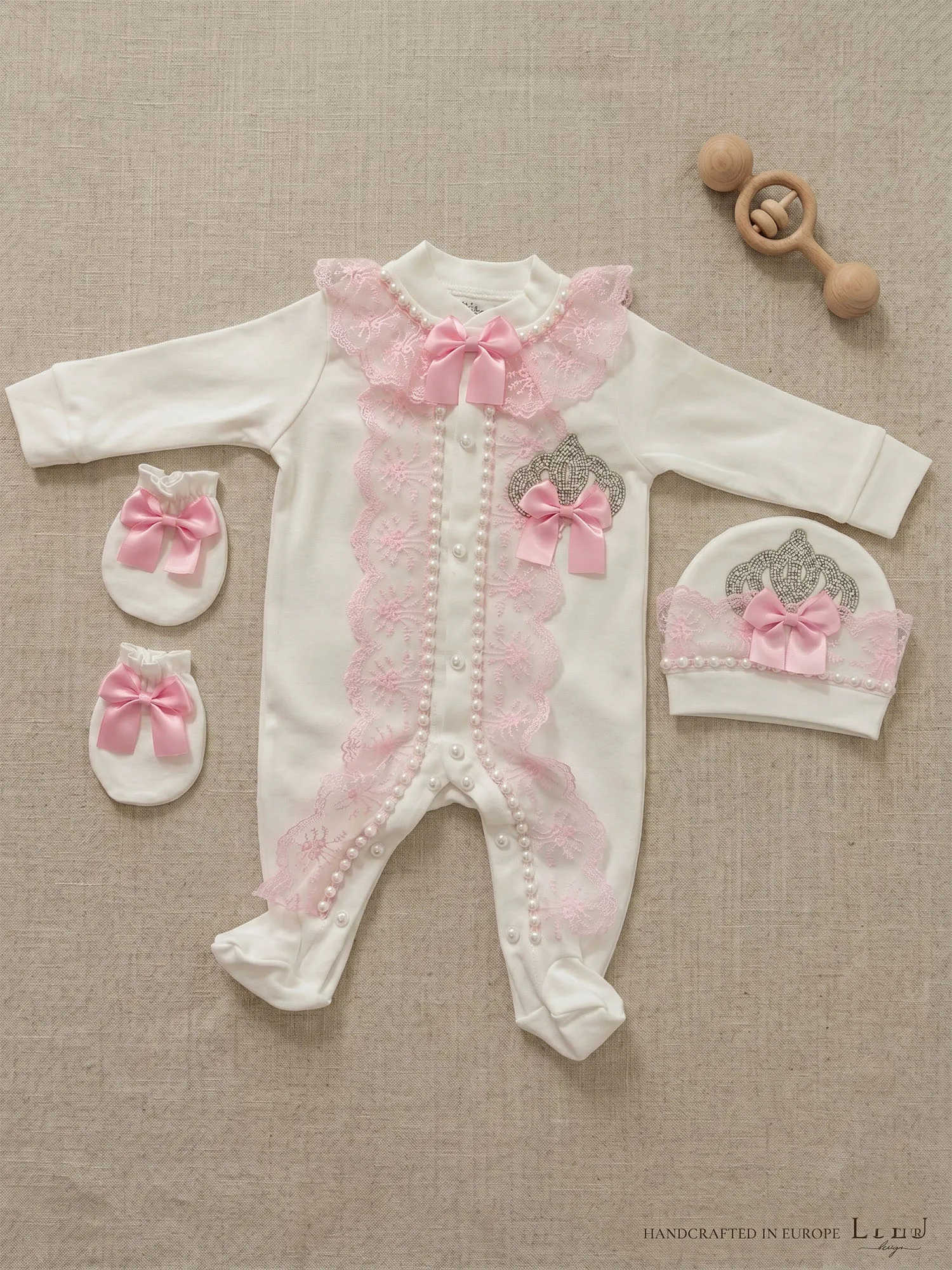 Handgefertigter Europäischer Stil Baby Strampler mit Füßen 3-teilig Rosa Spitze Krone Outfit mit Perlen Neugeborenen Geschenkset