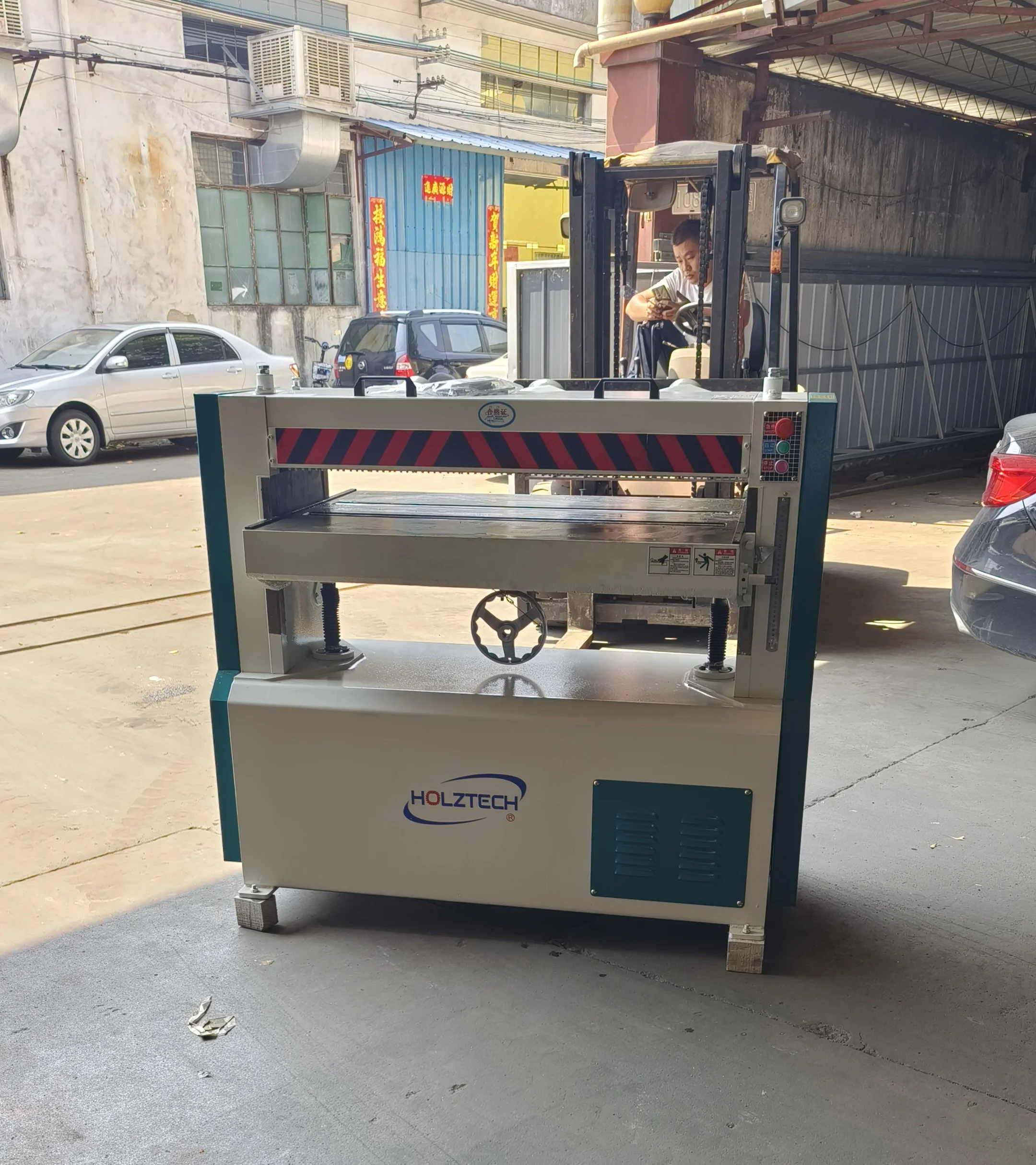 

Robust Heavy-Duty Planer With Precision Depth Control For Woodworking