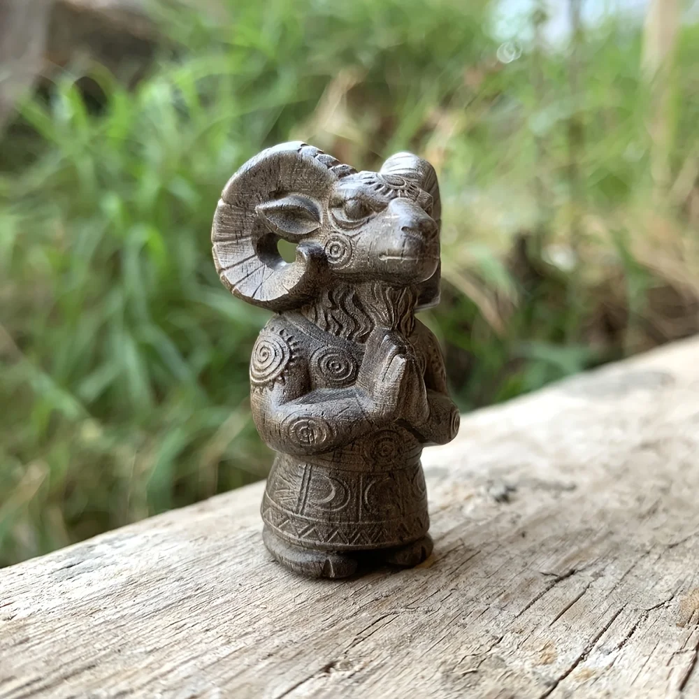 1.8 Inch Hand-Carved Wooden Sheep Totem Ornament, Abstract Style, Natural Theme, Suitable for Christmas Decorations, Creative Desktop Decorations, Bedroom, Housewarming Gifts, New Year Gifts, Home Decoration, Back-To-School Season Gifts