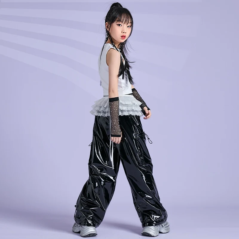 2025 موضة قاعة الرقص الهيب هوب أزياء رقص للفتيات سترة بيضاء السراويل السوداء وتتسابق ملابس أداء رقص الجاز DQS19493