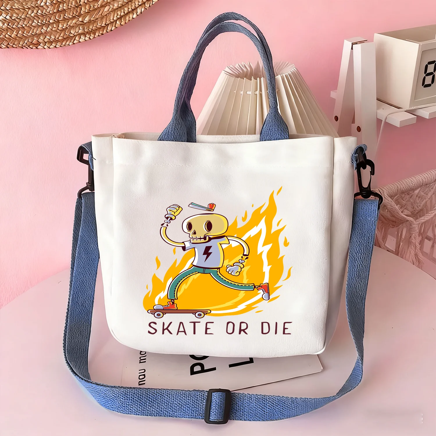 

Сумка и сумка через плечо с узором в виде черепов и пламени — стильная сумка-тоут для путешествий, отпуска и хранения косметики.