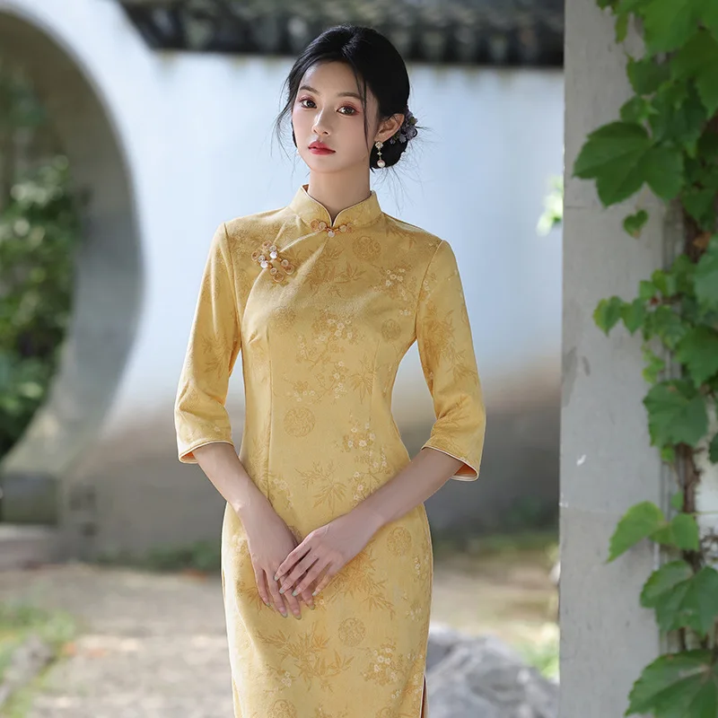 

Желтый Cheongsam, новый китайский стиль, длинный модифицированный Cheongsam с длинными рукавами, осень 2025, новый товар для молодых женщин Qipao