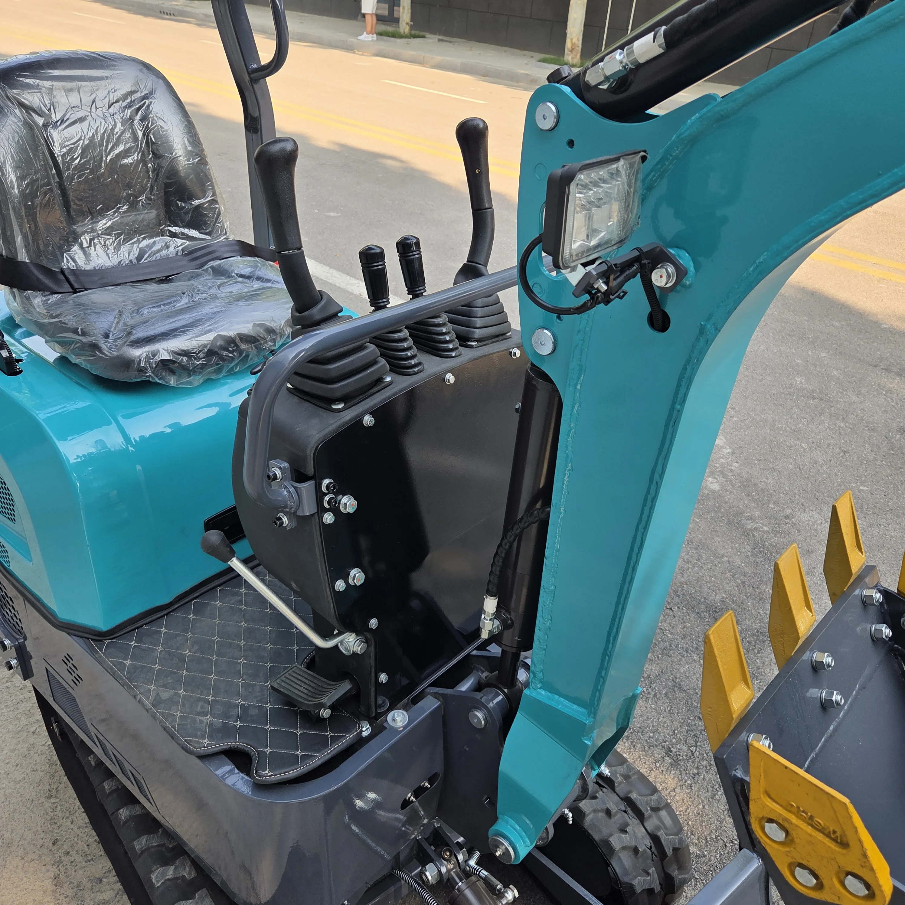 Прочный мини-экскаватор ZONAWELL ZNW 12, 55 °   Боковые качели, работает с несколькими насадками для многопромышленных применения