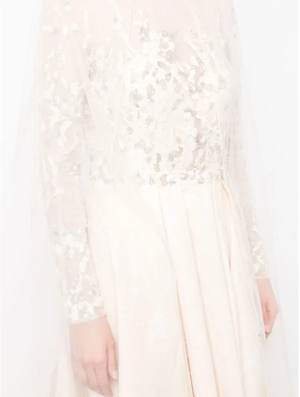 Eleganckie sukienki na studniówkę z asymetrycznym dołem, dekoltem typu O, długimi rękawami, plisami, koronkowymi aplikacjami i satynowym materiałem, idealne na formalne wieczorne przyjęcia.