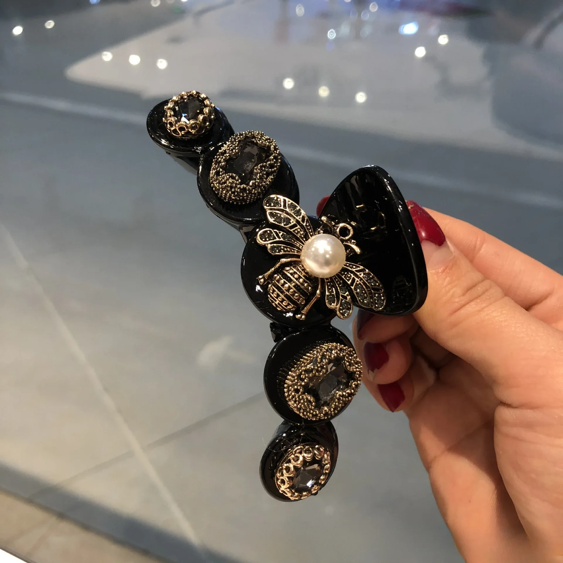 

Korean Hair Accessories Retro Baroque Style Pearl Bee Small Clip Personalized Fashionable Elegant At The Back Of Head