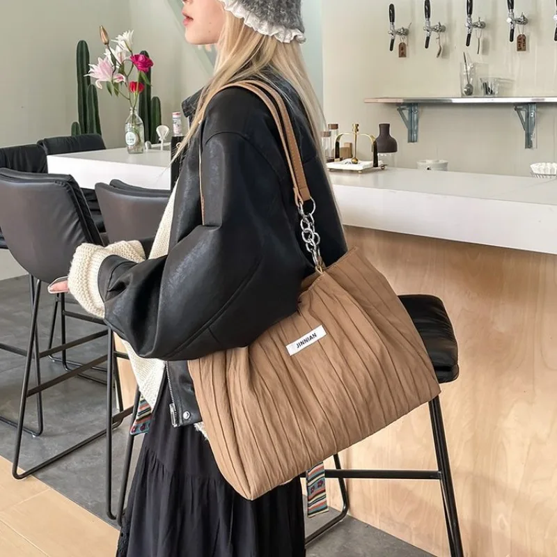 

Минималистичная дизайнерская сумка для подгузников для женщин, кожаная сумка через плечо, роскошная винтажная сумка-тоут, стильная классическая сумка с большой вместимостью.