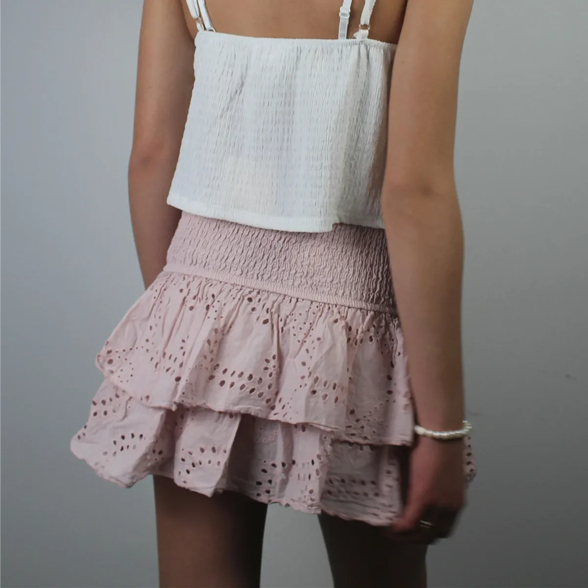 ผู้หญิง Y2K Ruffle Layered Mini กระโปรง Smocked สายจีบกระโปรงสั้น Boho Beach กระโปรงมินิน่ารักกระโปรงสําหรับสาววัยรุ่น