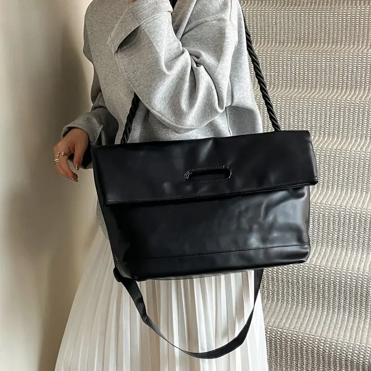 

New Explosion 2650 Fashion Niche Design High Sense Versatile Light Luxury Simple Leisure Commuting Leisure Shoulder Bag