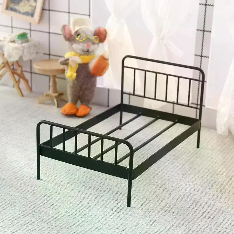 1 個 1:12 ドールハウスミニチュア鉄人形ベッドモデルミニ人形家具シミュレーションベッド寝室 DIY アクセサリーおもちゃ