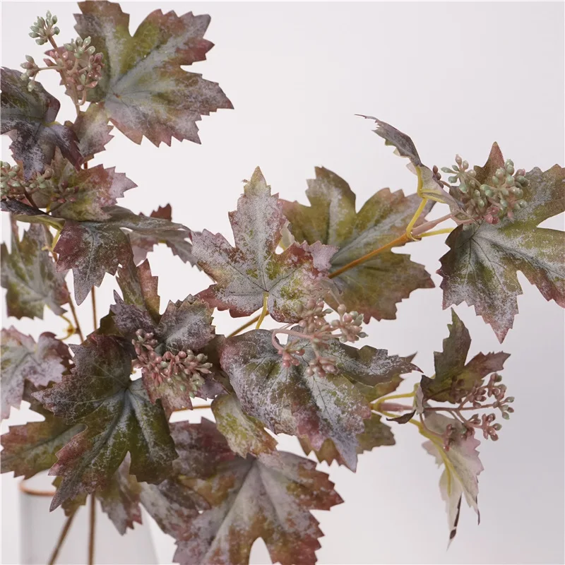 Planta de simulación navideña, rama única, hoja de arce, uva con fruta con escarcha, color otoñal, cambio gradual retro, plantas verdes
