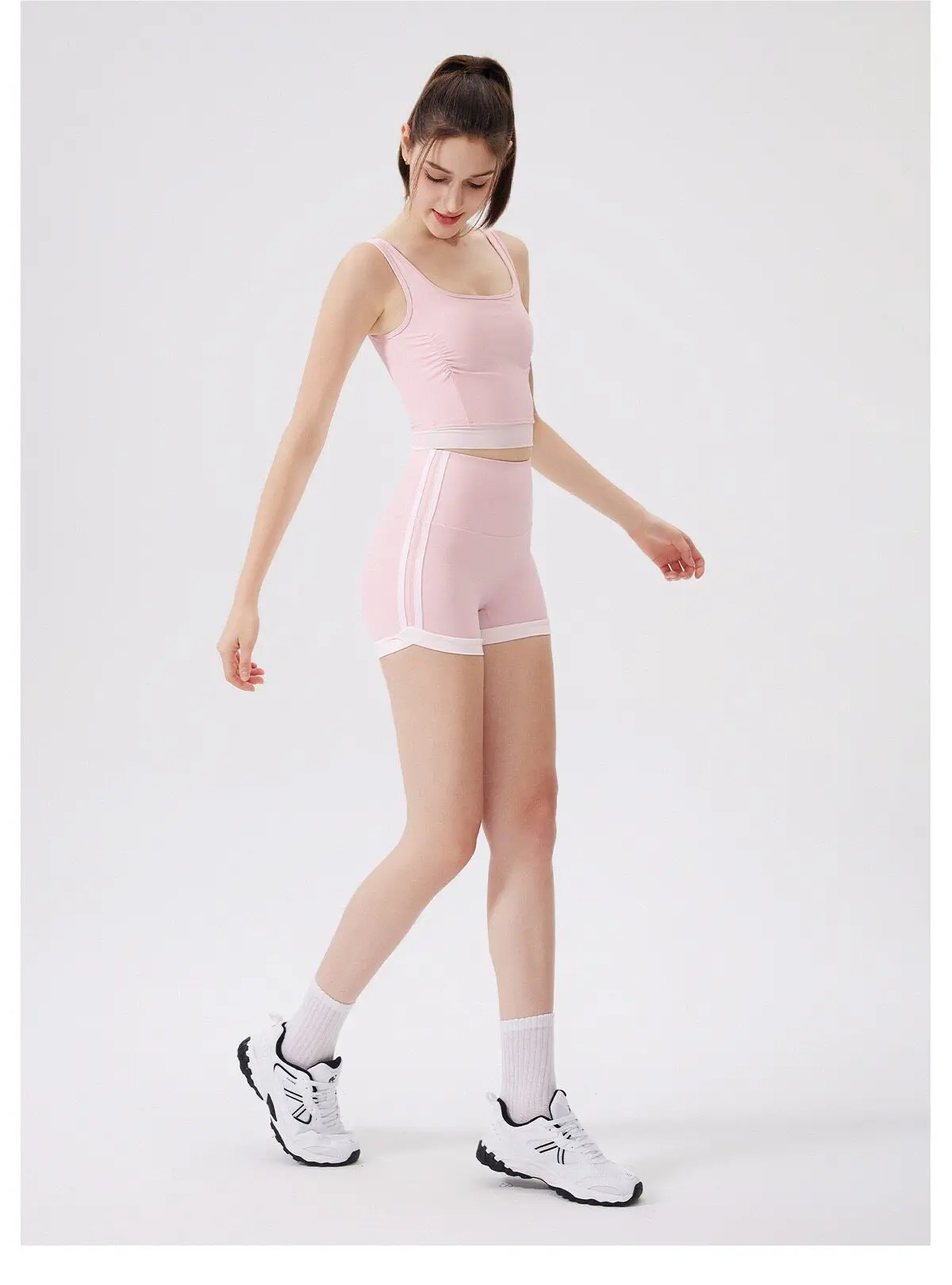 Kontrastfarbene Hochgeschnittene Pfirsichfarbene Hüftformende Hotpants Sportshorts für Damen zum Laufen, Fitness und Yoga – Detail 6