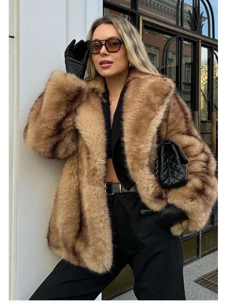 Europäischer und amerikanischer modischer brauner Kunstfell-Wintermantel, locker, einfach, exquisit, elegant, Pendeln, bequemes Revers, glatt
