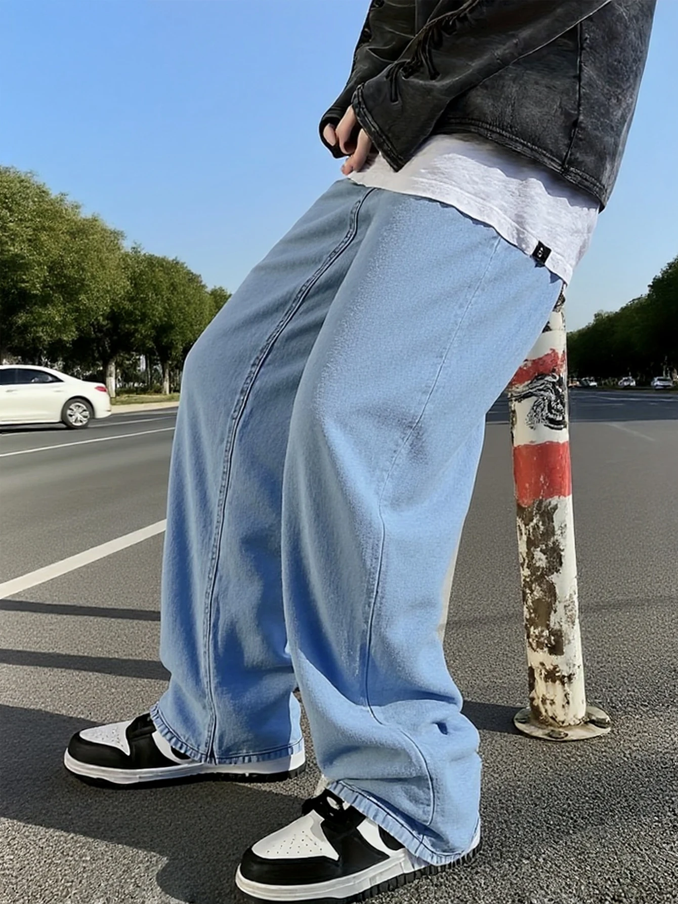 

Мужские светло-голубые широкие джинсы, свободные и струящиеся, простые и универсальные, легко создают уличную моду и повседневные повседневные стили.