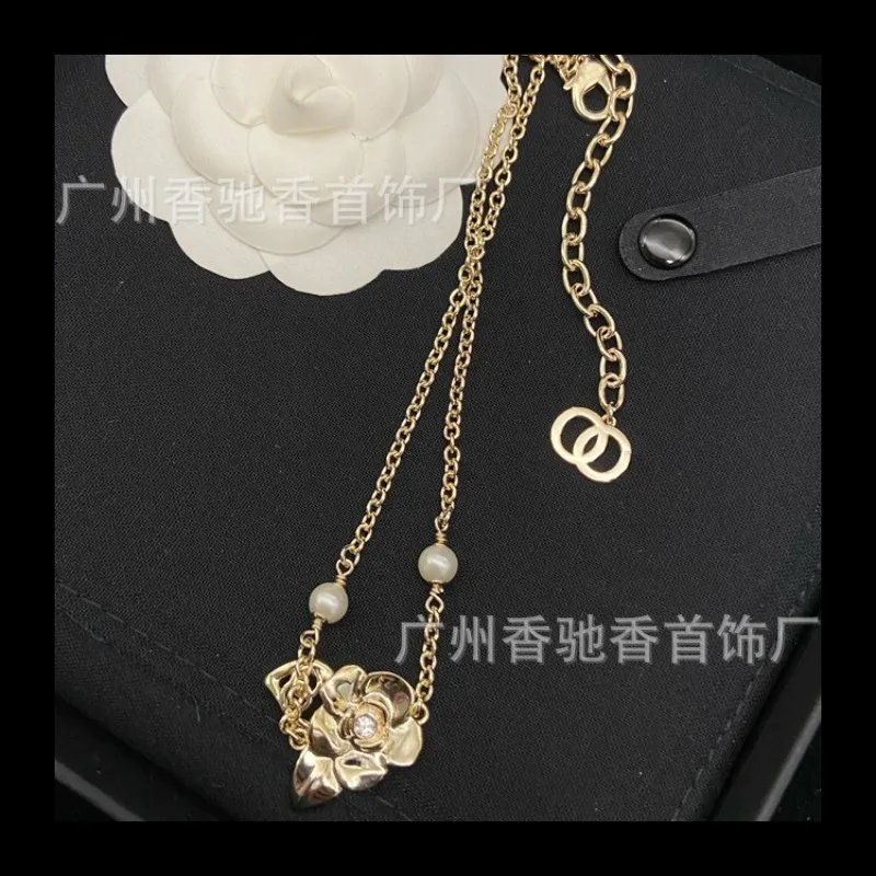 

Новое полое ожерелье с камелией, универсальные серьги знаменитостей с высоким чувством темперамента для женщин