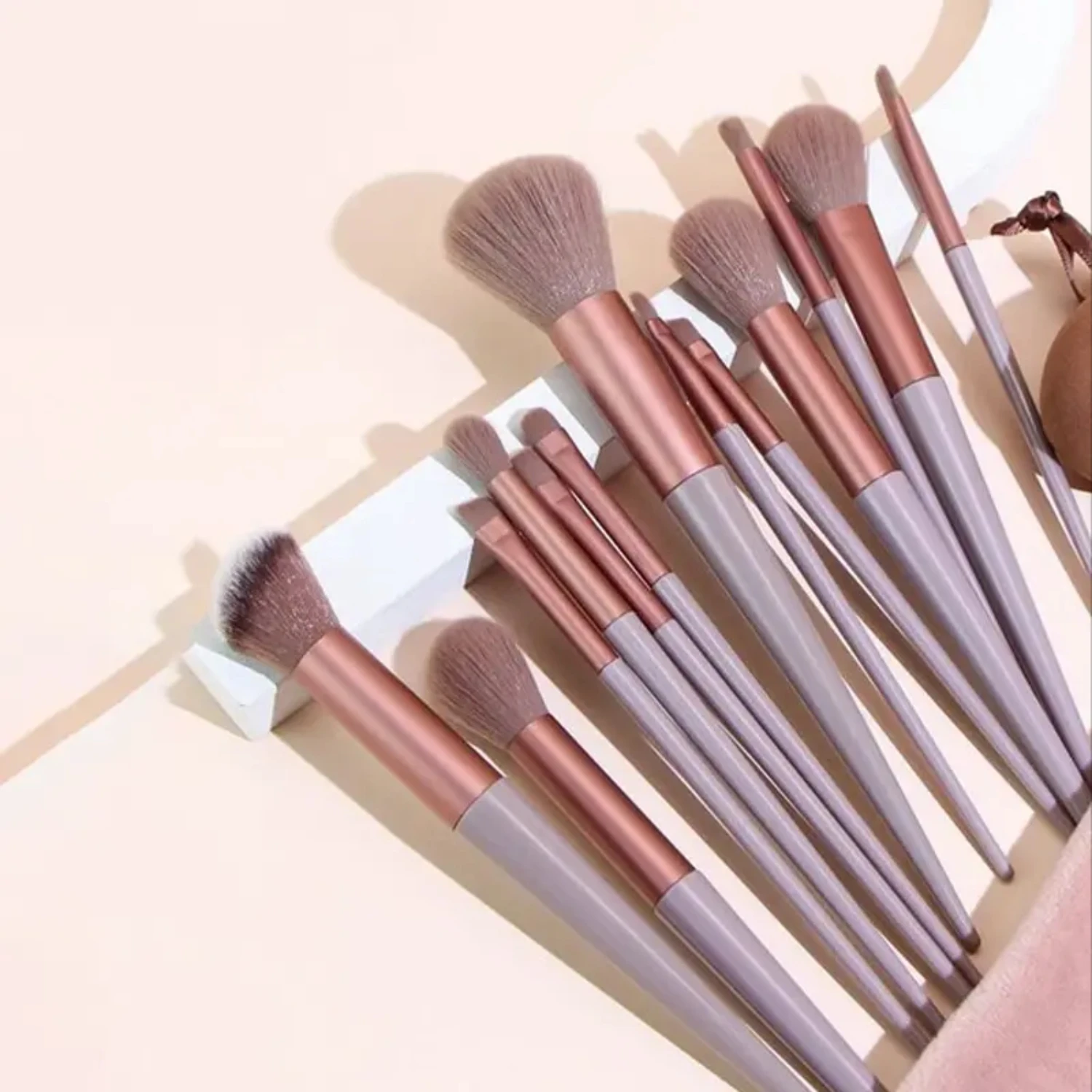 Conjunto de pincéis de maquiagem de 13 peças, portátil e durável para viagens para aplicação sem esforço e precisa - Essent de beleza em movimento