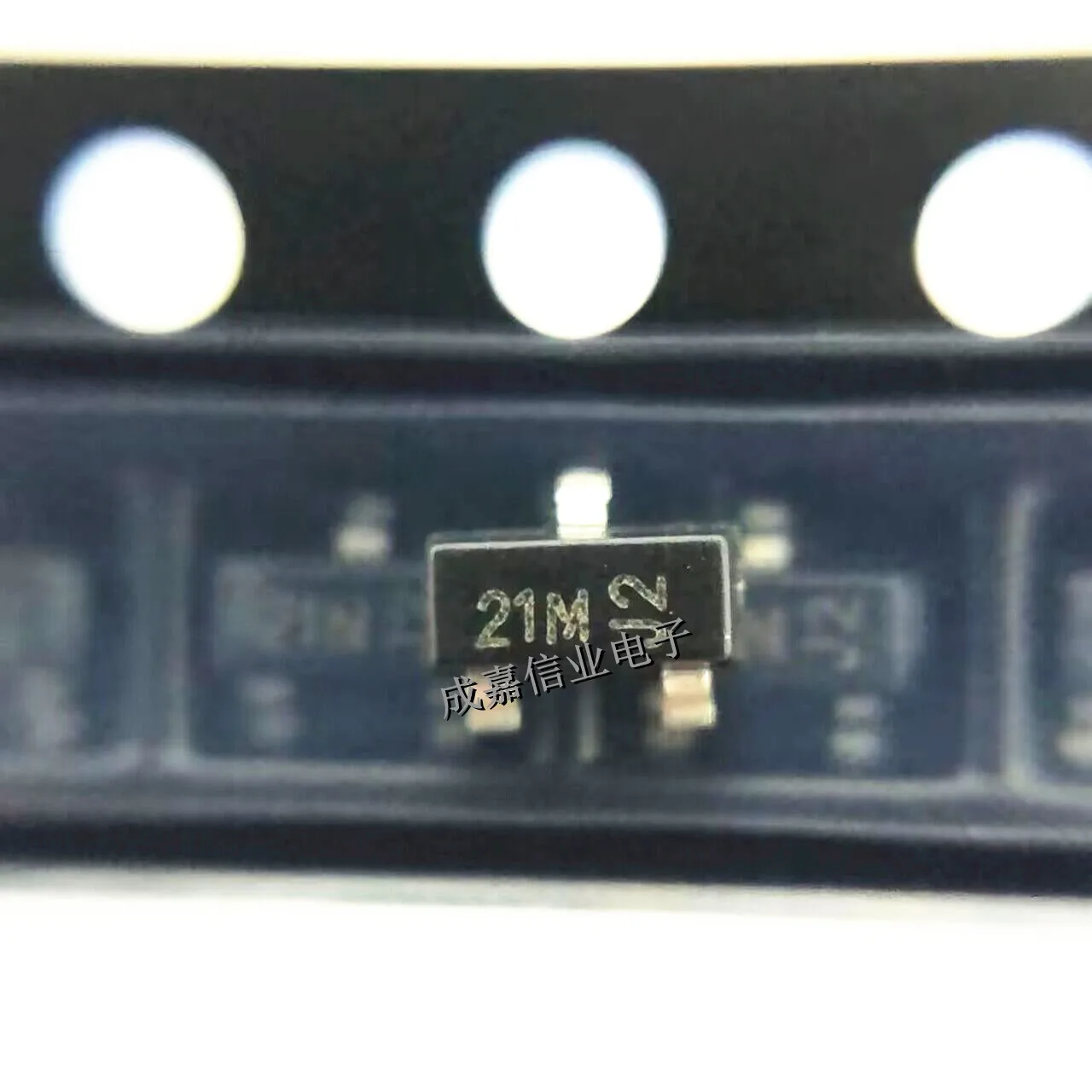 

10pcs/Lot DMG2301L-7 SOT-23-3 MARKING;21M P-Channel Enhancement Mode MOSFET 3A 20V Operating Temperature:- 55 C-+ 150 C